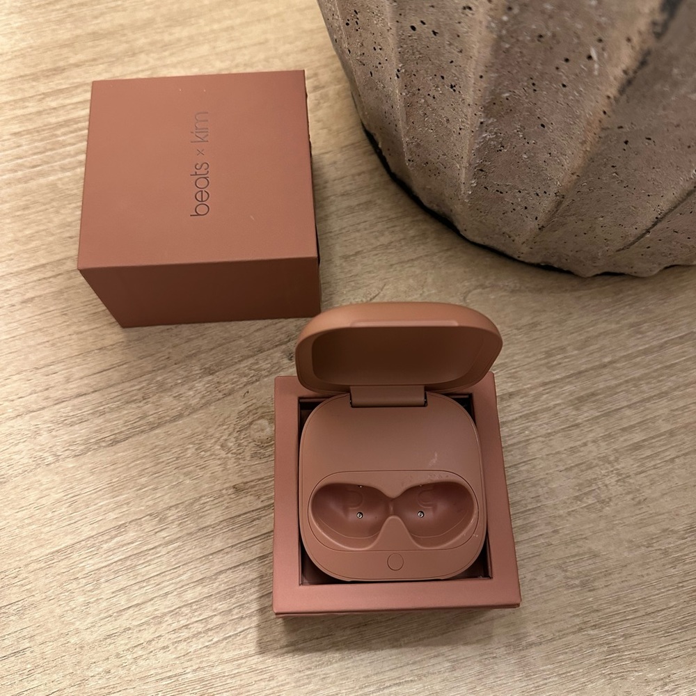 Kim X Beats by Dre Fit Pro Enhanced Sound Case